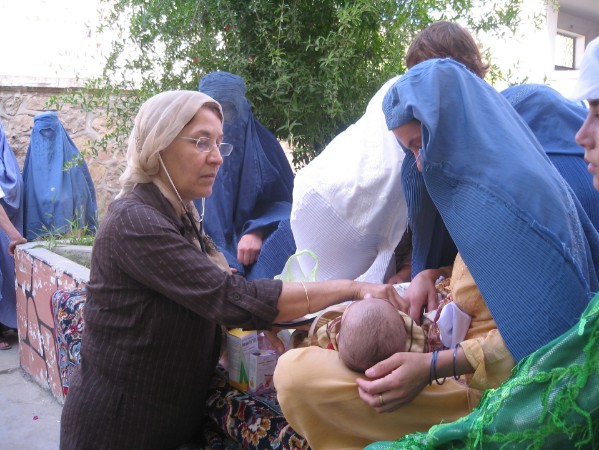 Bild aus 2009. N. Behmanesh behandelt ein krankes Baby Bild aus 2009. N. Behmanesh behandelt ein krankes Baby